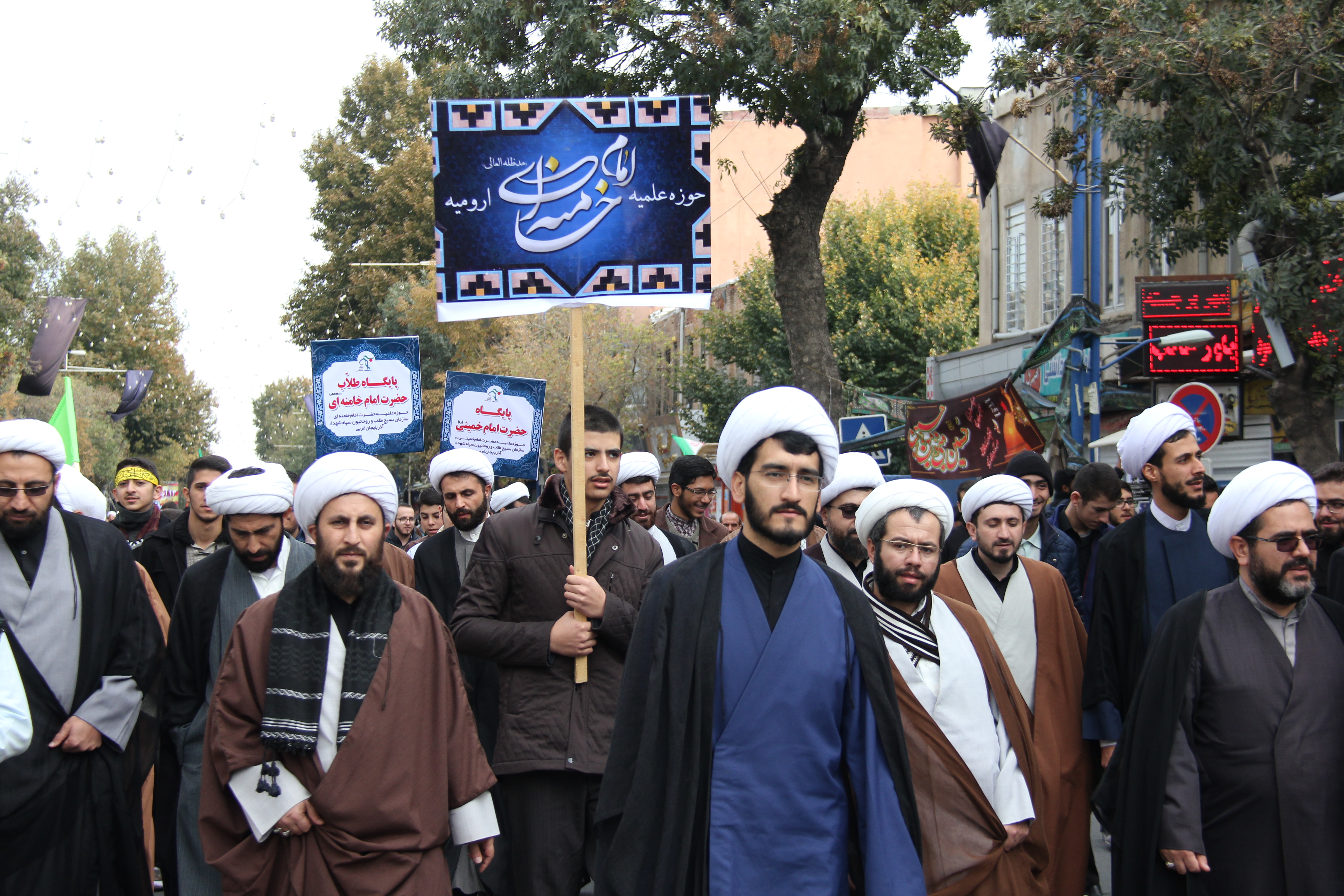گزارش تصویری| حضور اساتید و طلاب حوزه های علمیه استان آذربایجان غربی در راهپیمایی یوم الله ۱۳ آبان